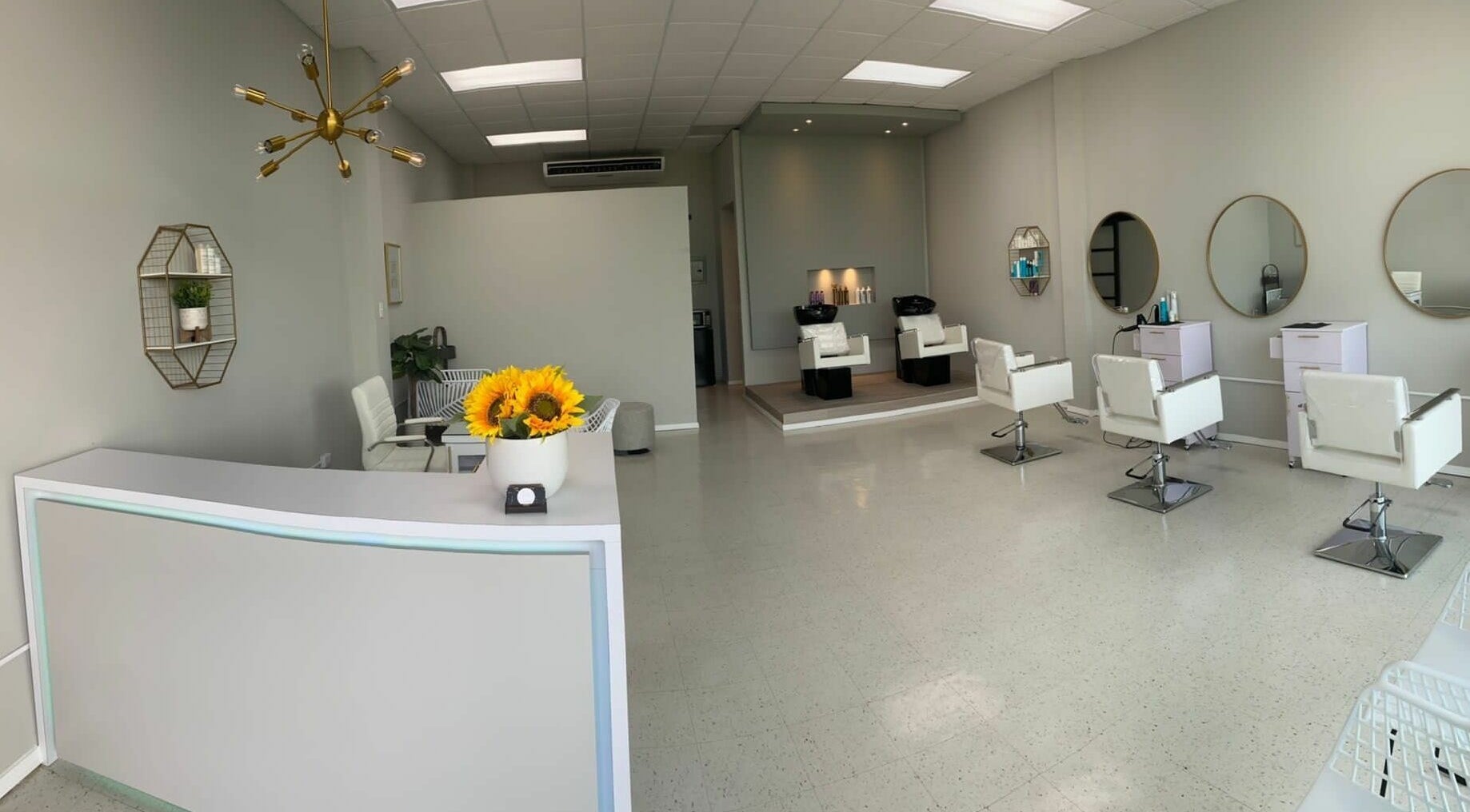 Interior moderno y luminoso de Adara Hair Salón en Barceloneta, Barceloneta, PR.