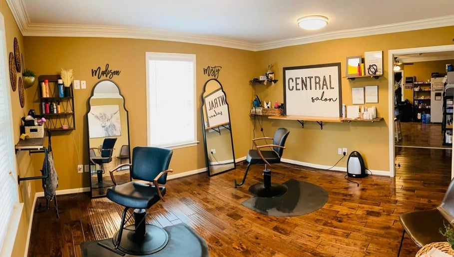 Central Salon and Lash Bar image 1