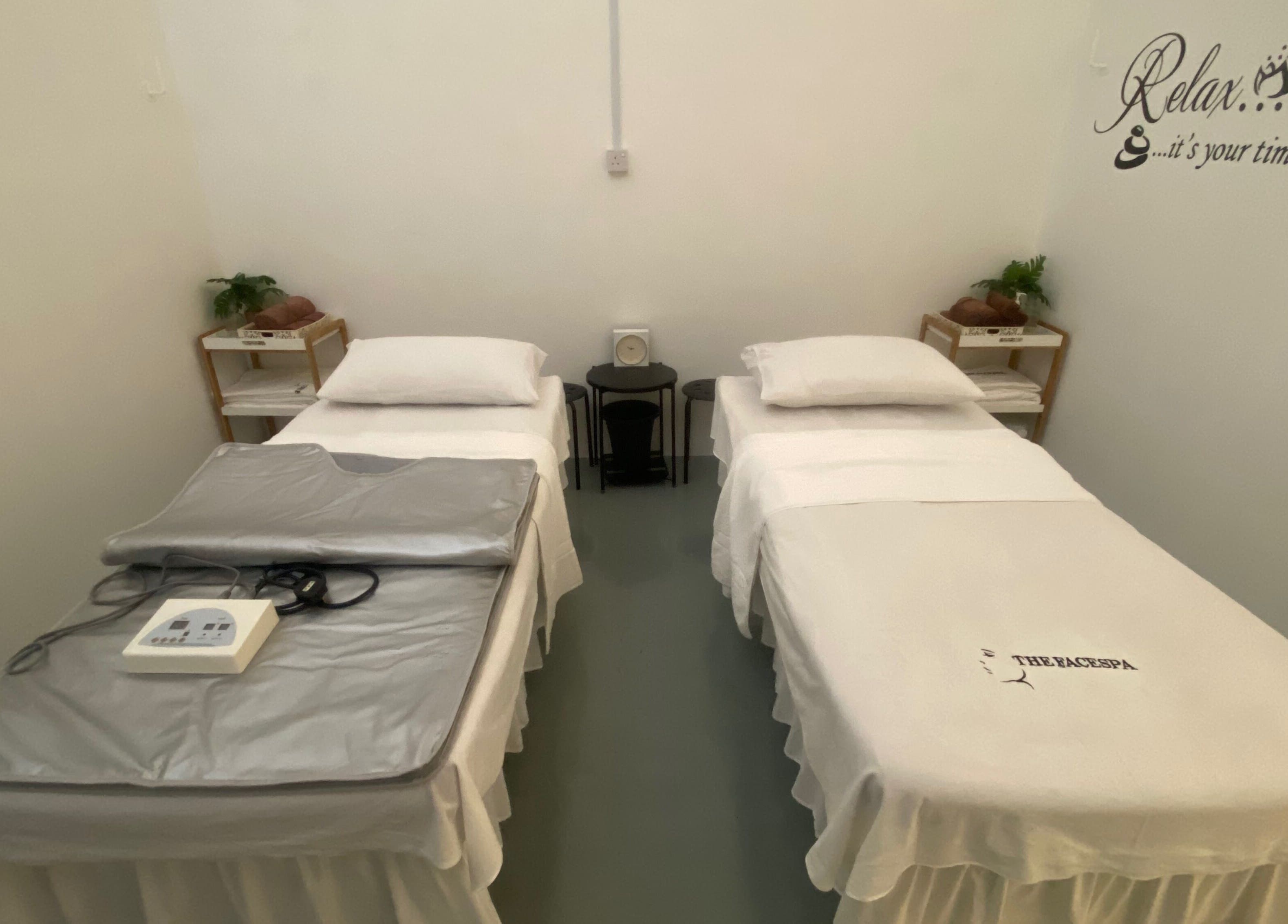 Relaxing twin massage beds at THE FACESPA, Jitra, Kedah, MY, inviting serenity and comfort.