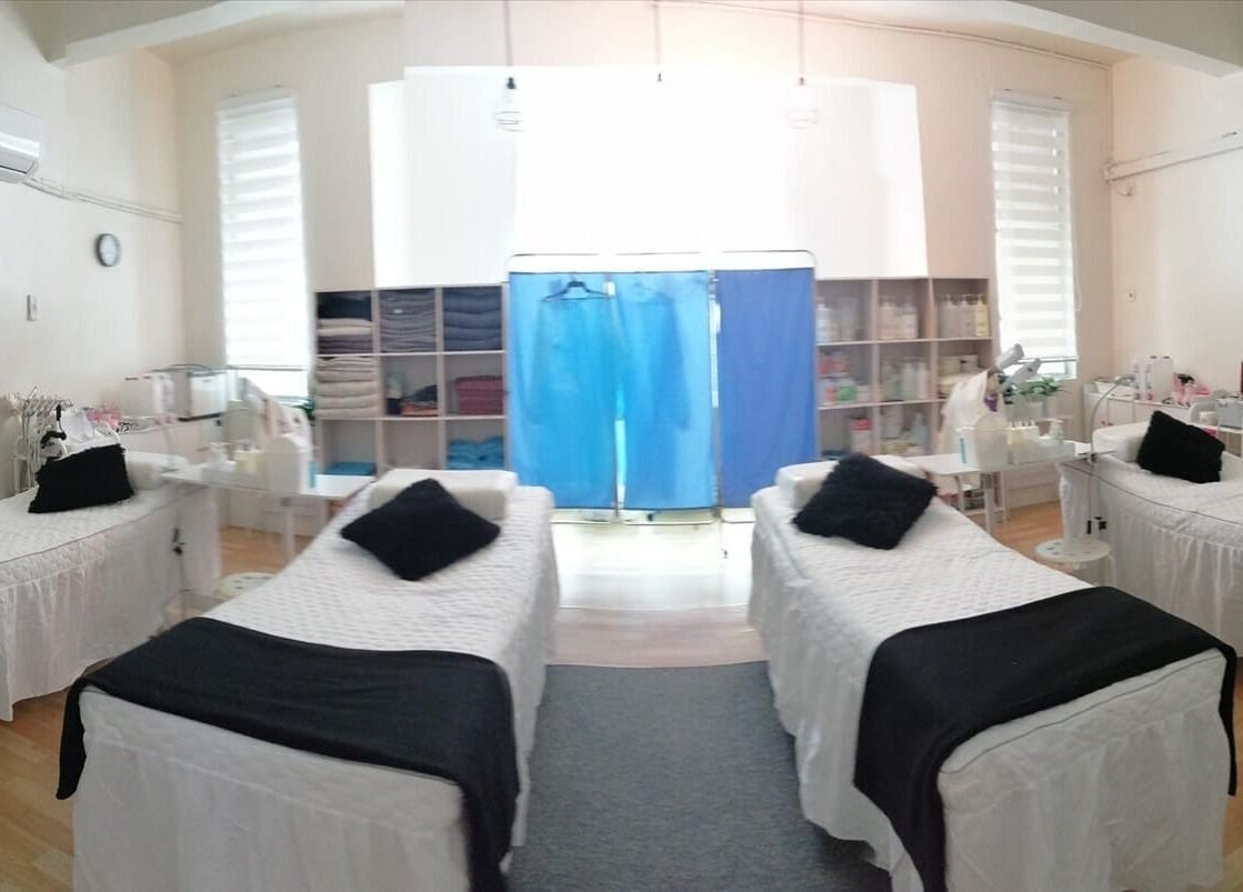 Relaxing spa beds at THE FACESPA, Jitra, Kedah, MY showcasing soothing ambiance and modern amenities.
