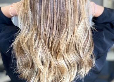 Blonde wavy hairstyle at Bridget Nottingham Hair Design, Huntington Beach, California, US.