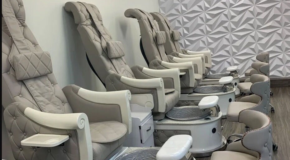 Luxury spa chairs at De'Bleu Hair Salon and Spa, Savannah, Grand Cayman, KY for relaxing treatments.