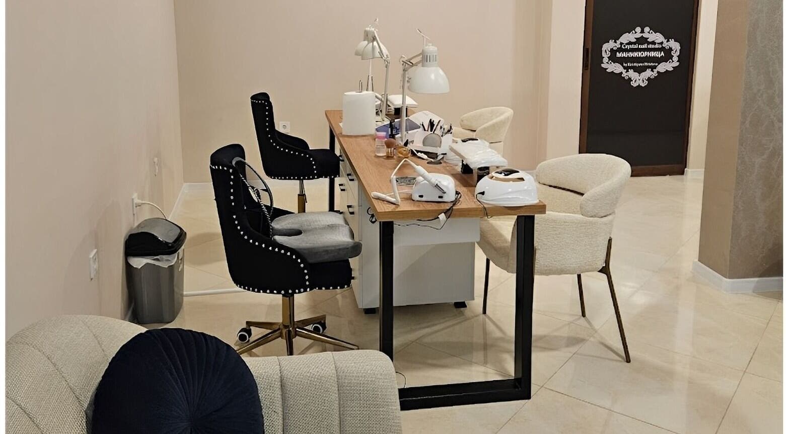 Интериор на студио Маникюрница by Kristiyana Aleksandrova, Бургас, Бургас, BG, с елегантно обзавеждане.