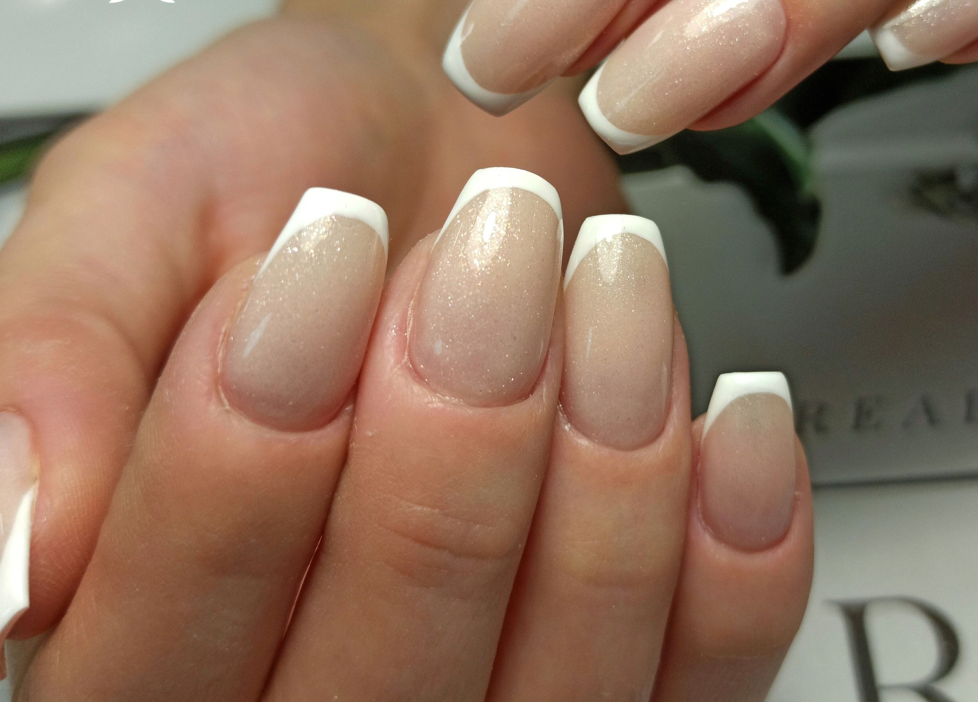 Френч маникюр от Маникюрница by Kristiyana Aleksandrova, Бургас, Бургас, BG. Изискано нокти дизайн.