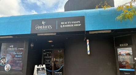 Fachada de America's Beauty Salon en West Haven, Connecticut, US bajo un toldo azul.