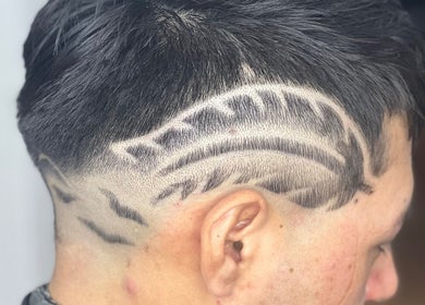 Diseño de cabello artístico en America's Beauty Salon, West Haven, Connecticut, US.