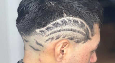 Diseño de cabello artístico en America's Beauty Salon, West Haven, Connecticut, US.