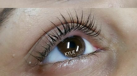 KYLIE HAY Natural Brow Specialist image 3