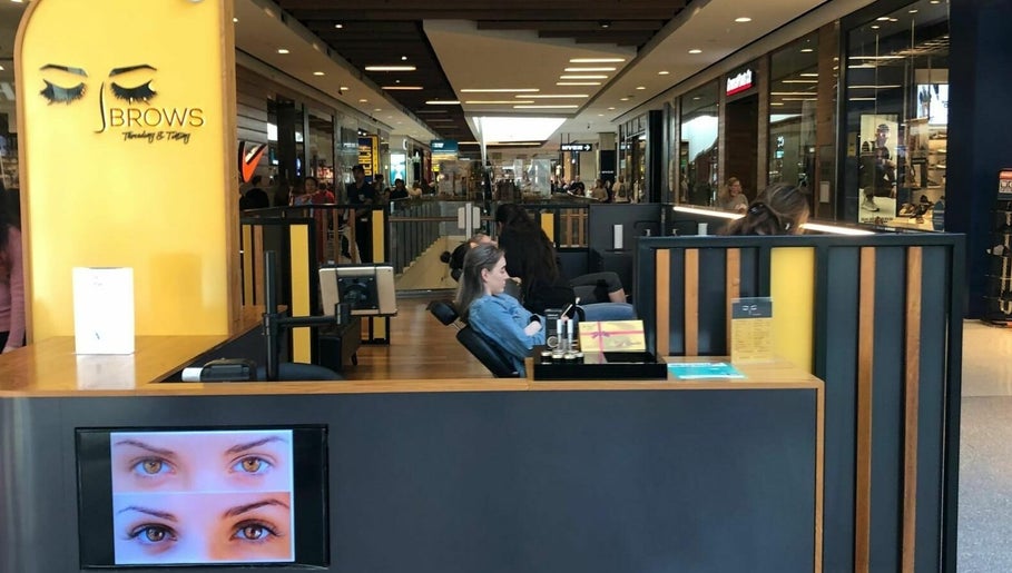T Brows | Stockland Shellharbour – obraz 1