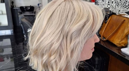 A stylish blonde hairstyle at Hair by Irian in Johannesburg, Gauteng, ZA, showcasing expert salon care.