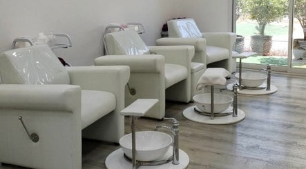 Chique Ladies Beauty And Spa Center image 3