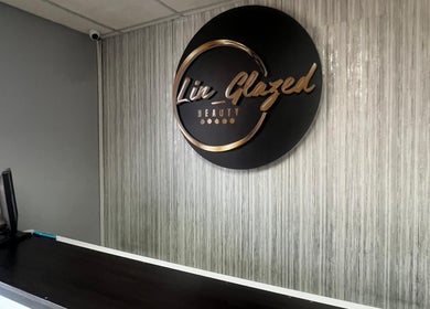 Reception area of Lin-Glazed Beauty in Centurion, Gauteng, ZA featuring stylish decor.