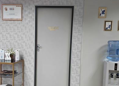 Lin-Glazed Beauty entrance in Centurion, Gauteng, ZA with serene decor and water dispenser.