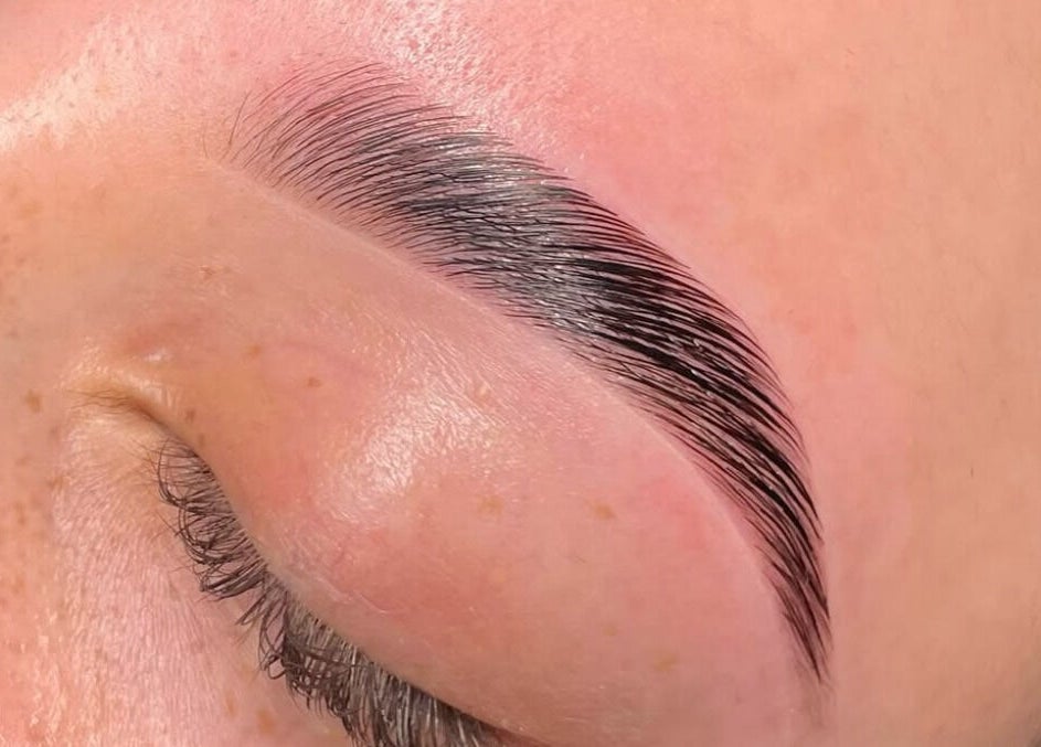 Perfectly shaped eyebrow from Lux Artistry in Cape Town, Western Cape, ZA showcasing expert styling.