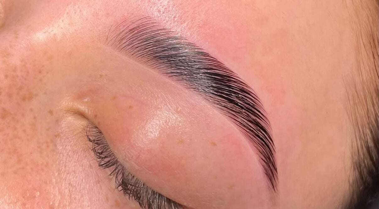 Perfectly shaped eyebrow from Lux Artistry in Cape Town, Western Cape, ZA showcasing expert styling.