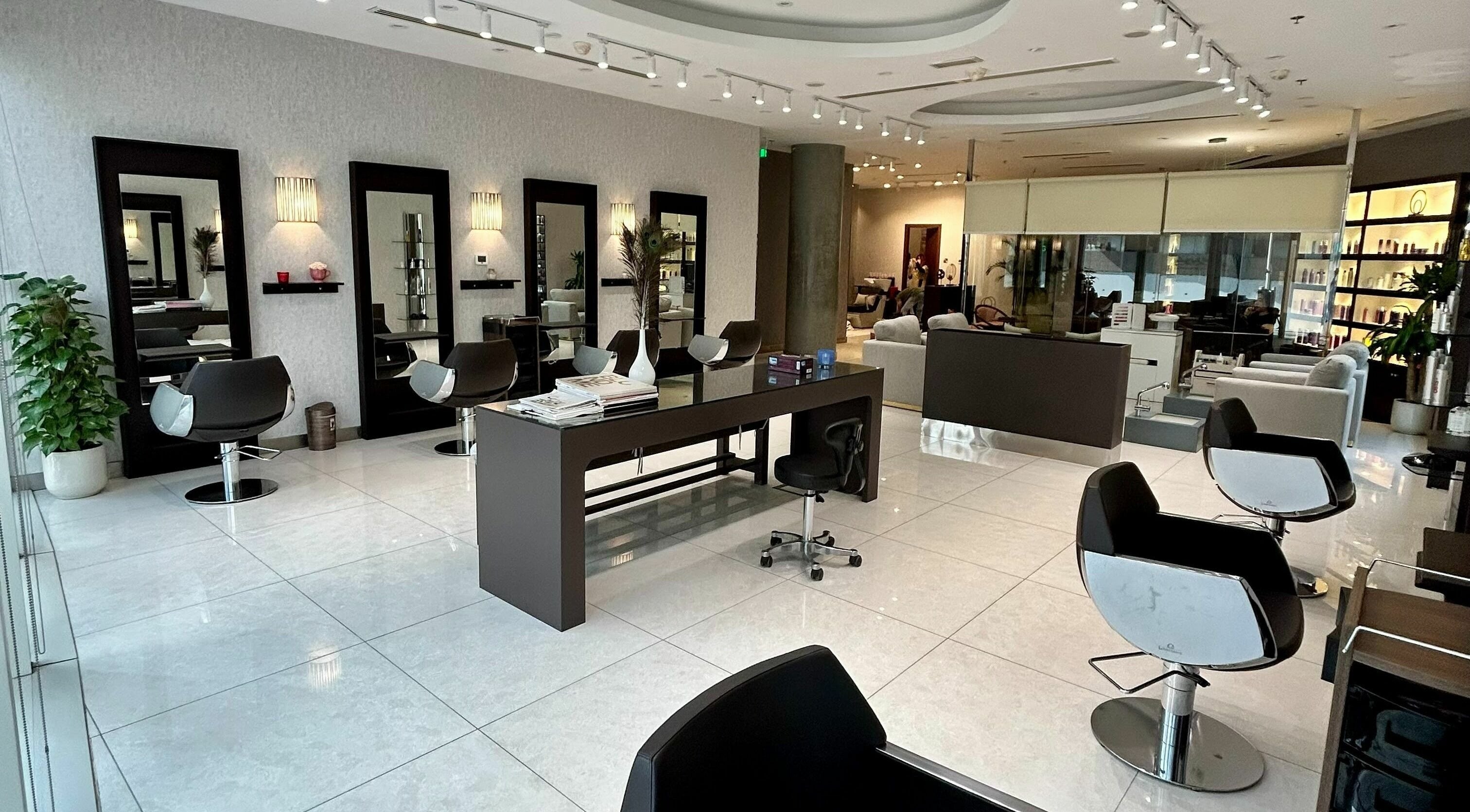 Modern interior of Venere By Ann Ladies Salon, Abu Dhabi, AE showcasing stylish salon chairs and mirrors.