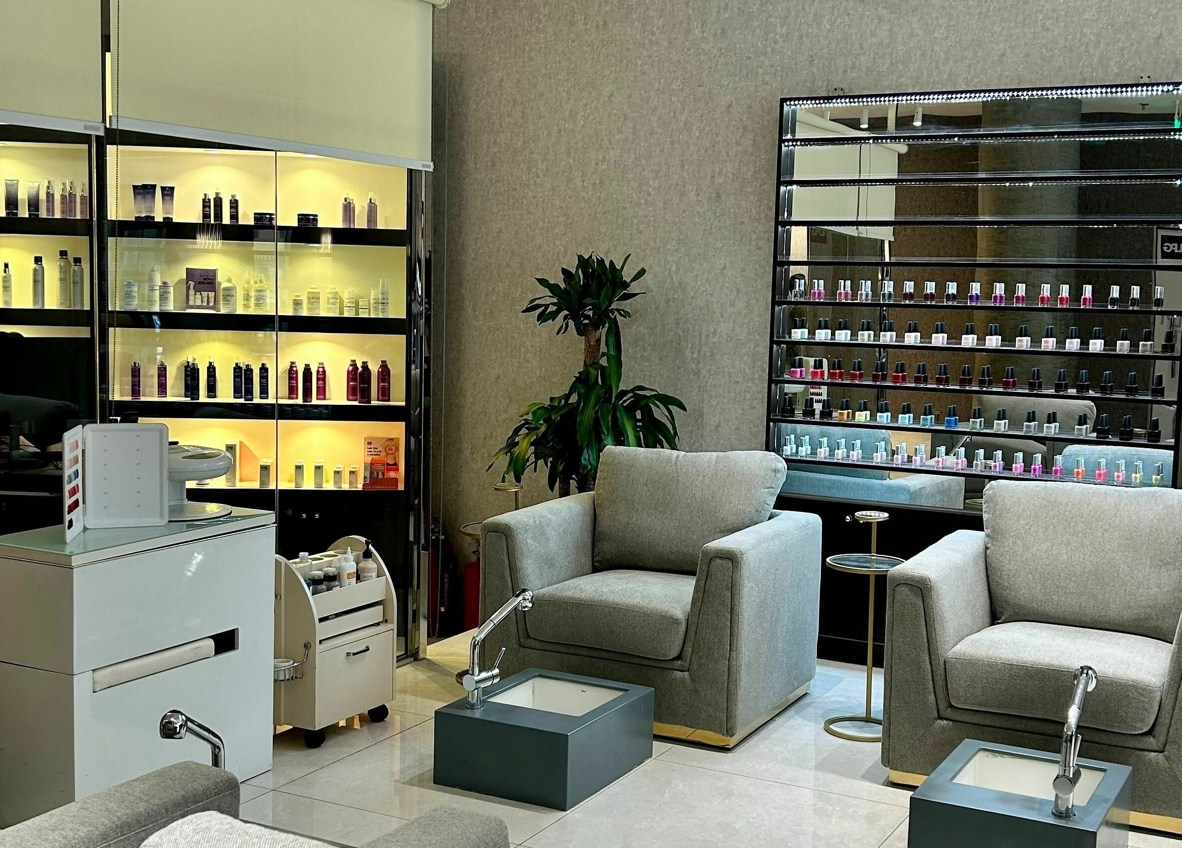 Relaxing lounge area at Venere By Ann Ladies Salon, Abu Dhabi, AE, showcasing plush chairs and beauty products.