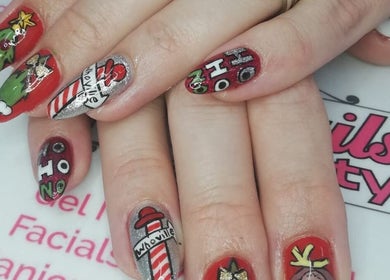 Festive nail art at Posh Nails and Beauty, Gonubie, Eastern Cape, ZA, perfect for holiday celebrations.