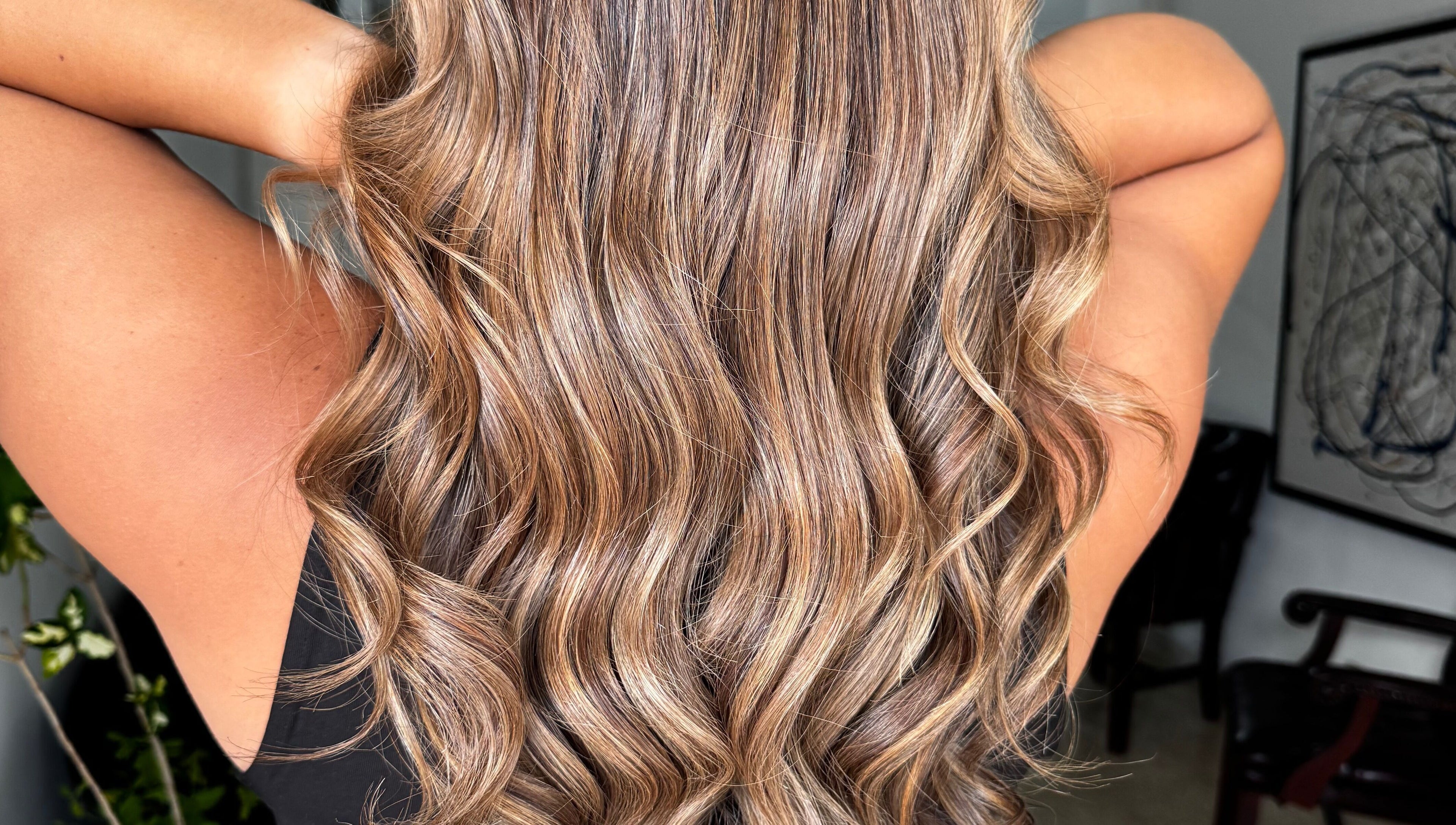 Peinado con ondas doradas en El Chico de la Rosa Azul, Panamá, Panamá, PA.