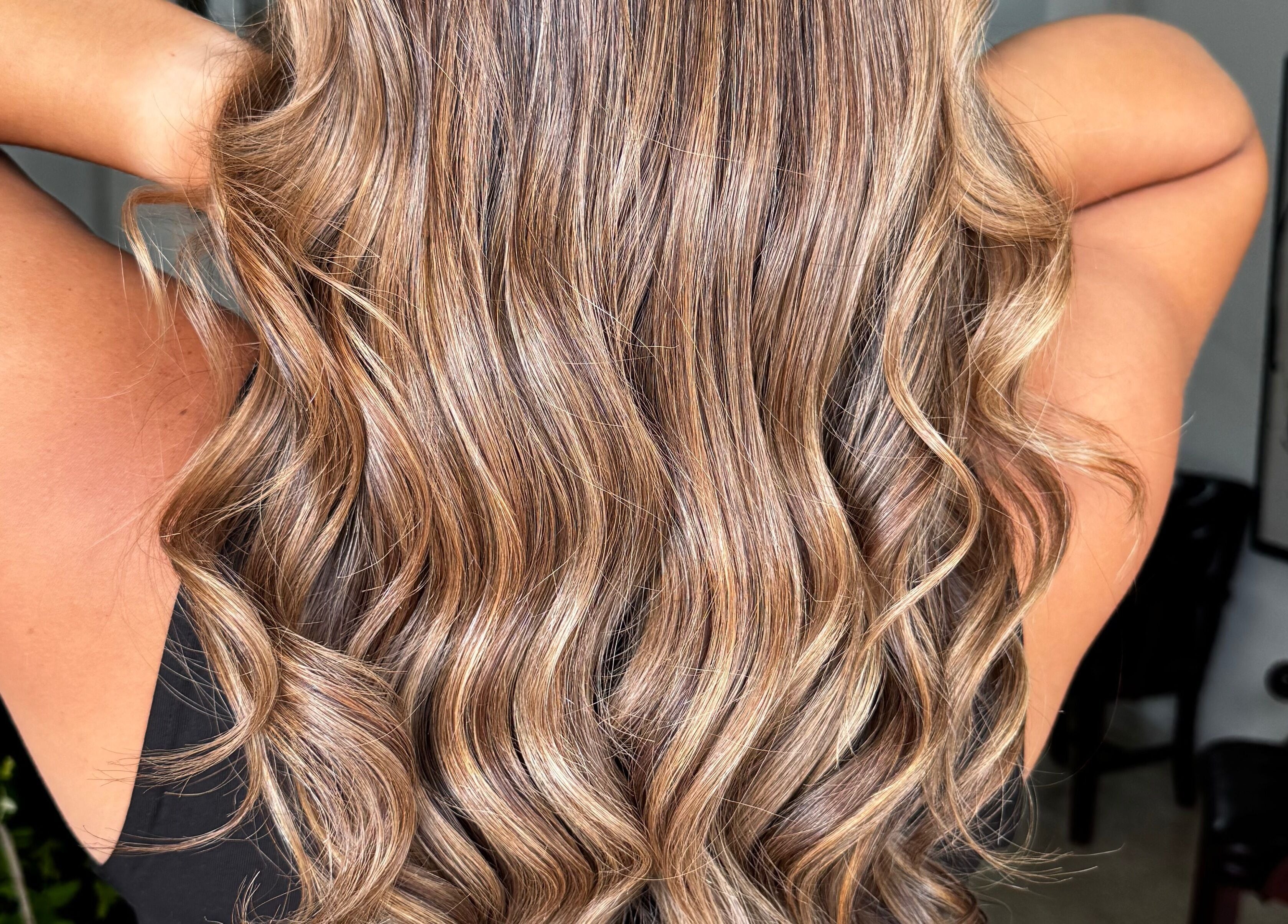 Peinado con ondas doradas en El Chico de la Rosa Azul, Panamá, Panamá, PA.