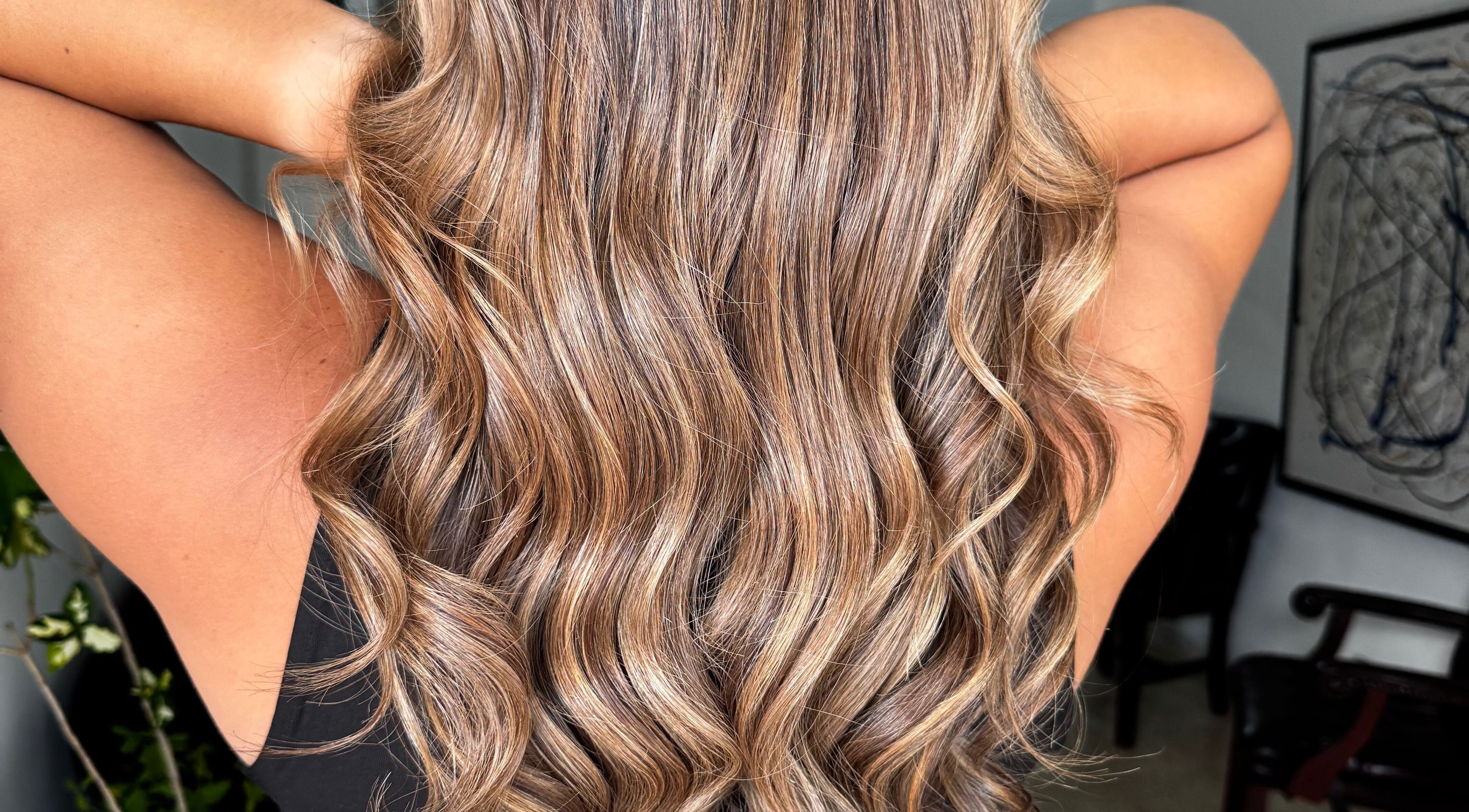 Peinado con ondas doradas en El Chico de la Rosa Azul, Panamá, Panamá, PA.