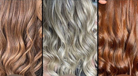 Estilos de cabello en El Chico de la Rosa Azul, Panamá, Panamá, PA. Tintes rubio, castaño y rojizo para un look perfecto.