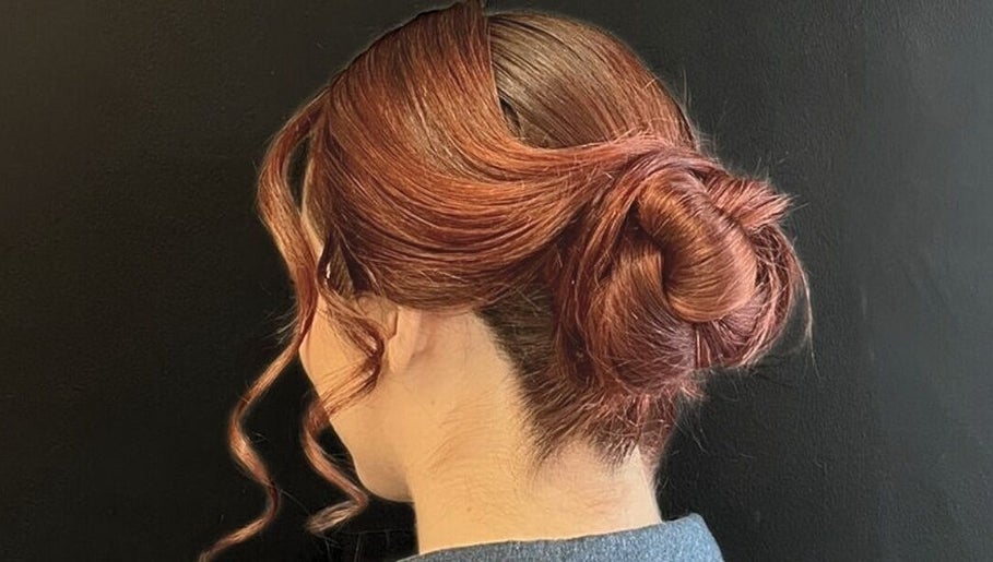 Chic updo hairstyle at Glam Express San Agustin, San Pedro Garza García, Nuevo León, MX.