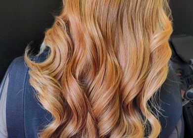 Elegant wavy blonde hairstyle at Glam Express San Agustin, San Pedro Garza García, Nuevo León, MX.