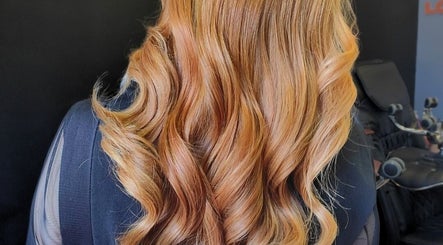 Elegant wavy blonde hairstyle at Glam Express San Agustin, San Pedro Garza García, Nuevo León, MX.