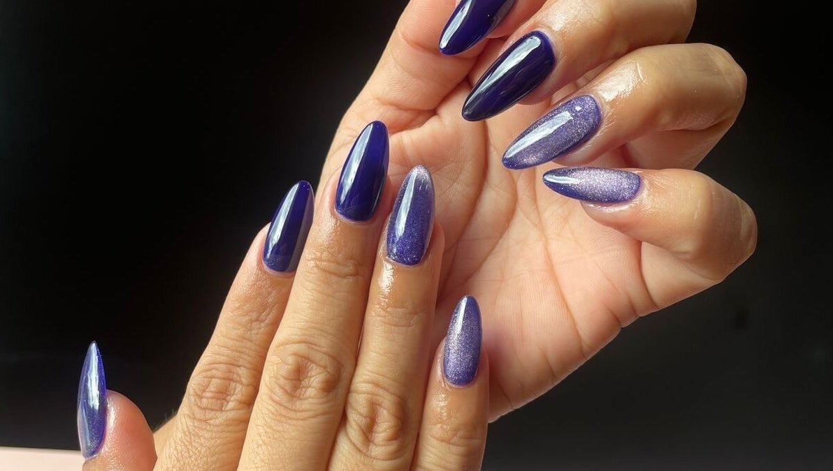 Elegant purple manicure showcased at Glam Express Cordillera, Santa Catarina, Nuevo León, MX.