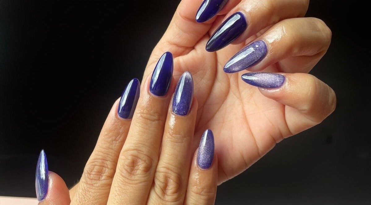 Elegant purple manicure showcased at Glam Express Cordillera, Santa Catarina, Nuevo León, MX.
