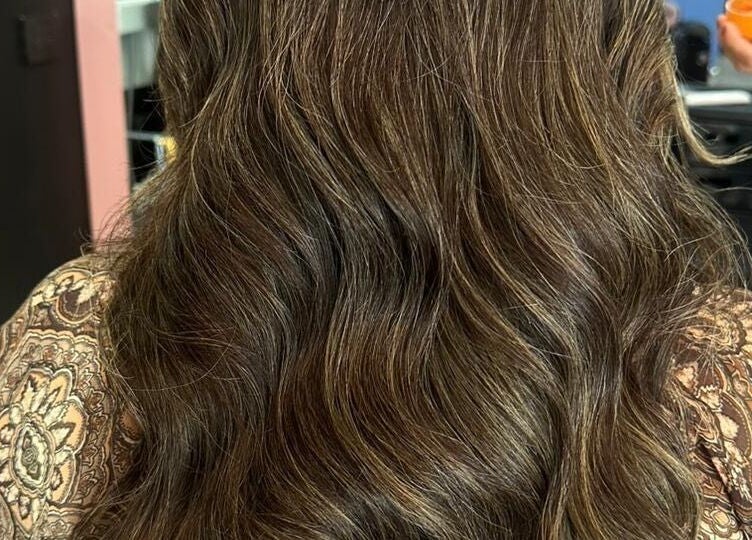 Flowing brown hair styled at Glam Express Cordillera, Santa Catarina, Nuevo León, MX.