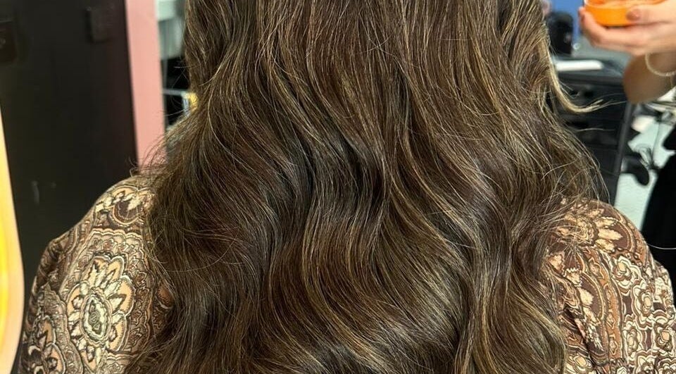 Flowing brown hair styled at Glam Express Cordillera, Santa Catarina, Nuevo León, MX.