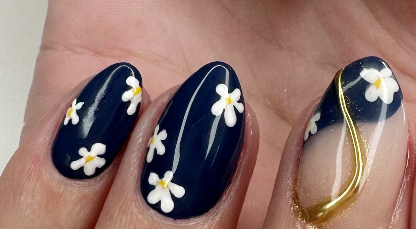 Elegant navy and white floral nail art at Nails by D’zign, Benoni, Gauteng, ZA. Expertly crafted manicure.