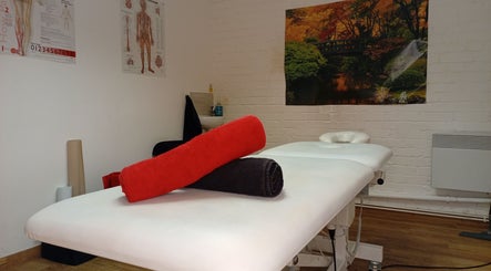 Relaxing massage room at MahTaj Massage, Croydon, GB with a massage table and serene decor.