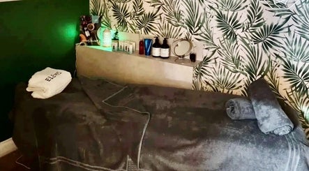 Relaxing treatment room at Beauty Within by Vicky in Bishop Auckland, England, GB with tropical decor.