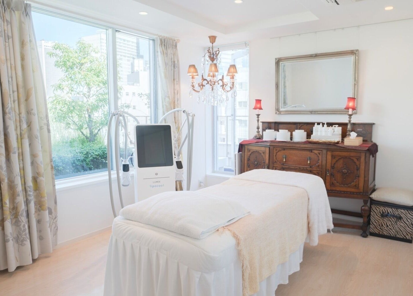 Elegant treatment room at Maris Gina Roppongi, Minato, Tokyo, JP with modern equipment and charming decor.