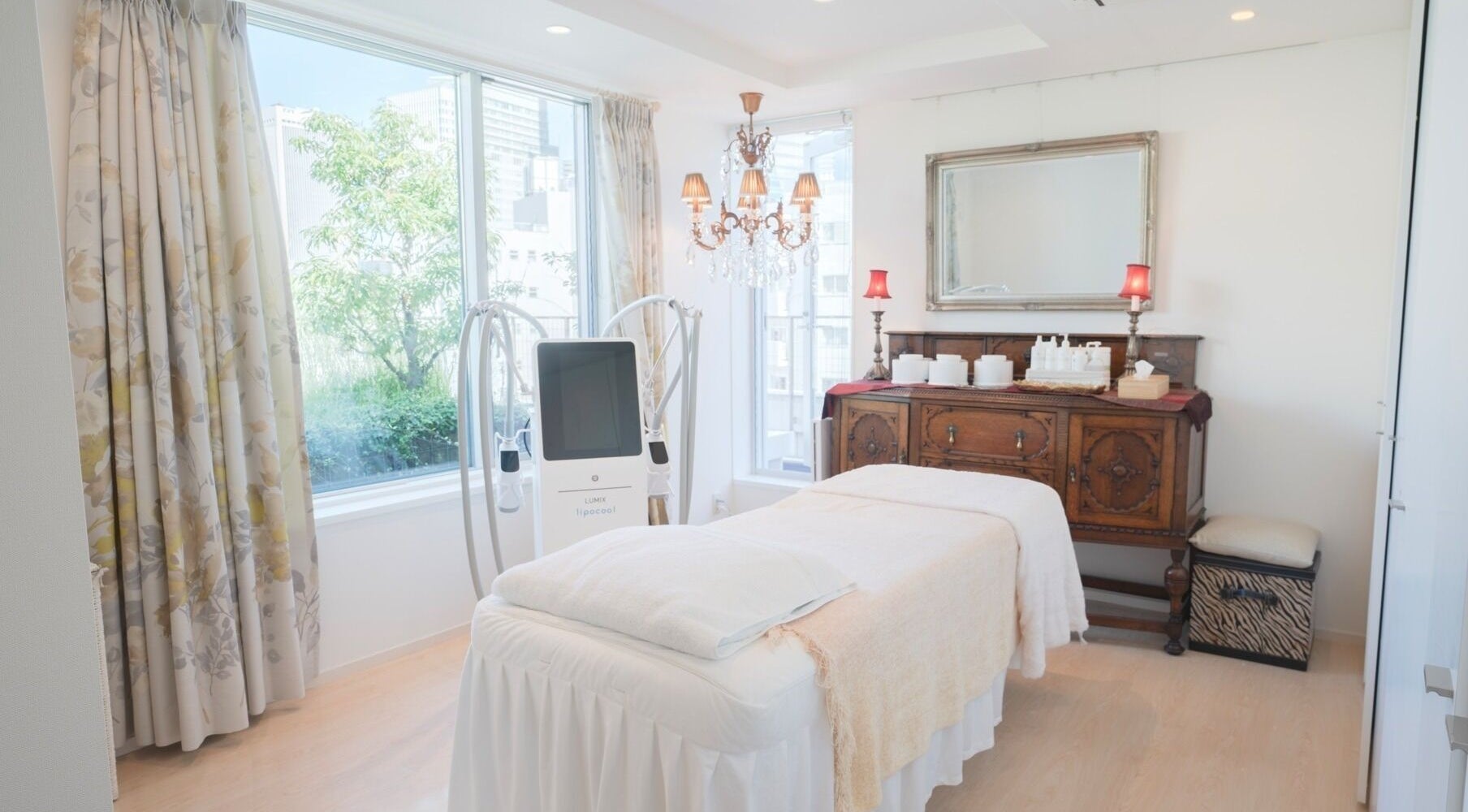 Elegant treatment room at Maris Gina Roppongi, Minato, Tokyo, JP with modern equipment and charming decor.