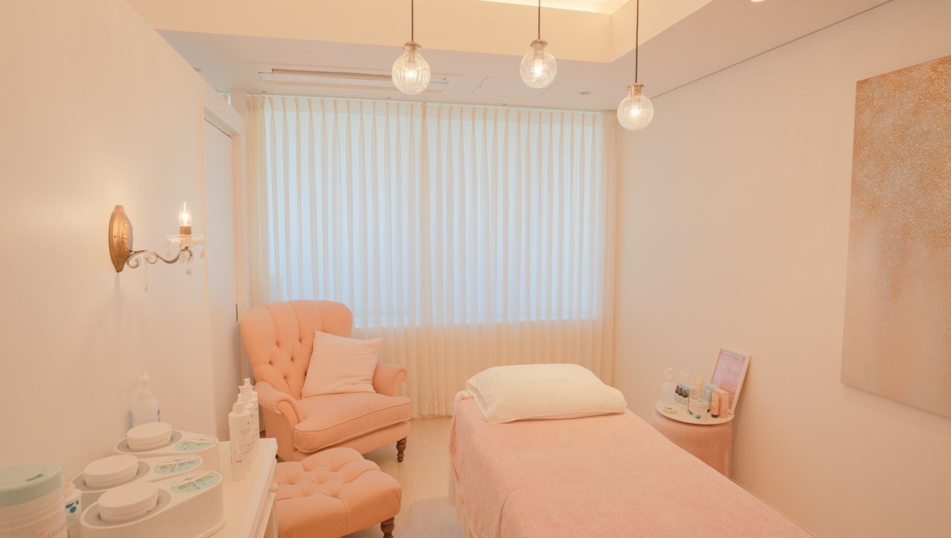 Luxurious spa room at LaMina 六本木, 港区, Tokyo, JP featuring elegant decor and soothing lighting.