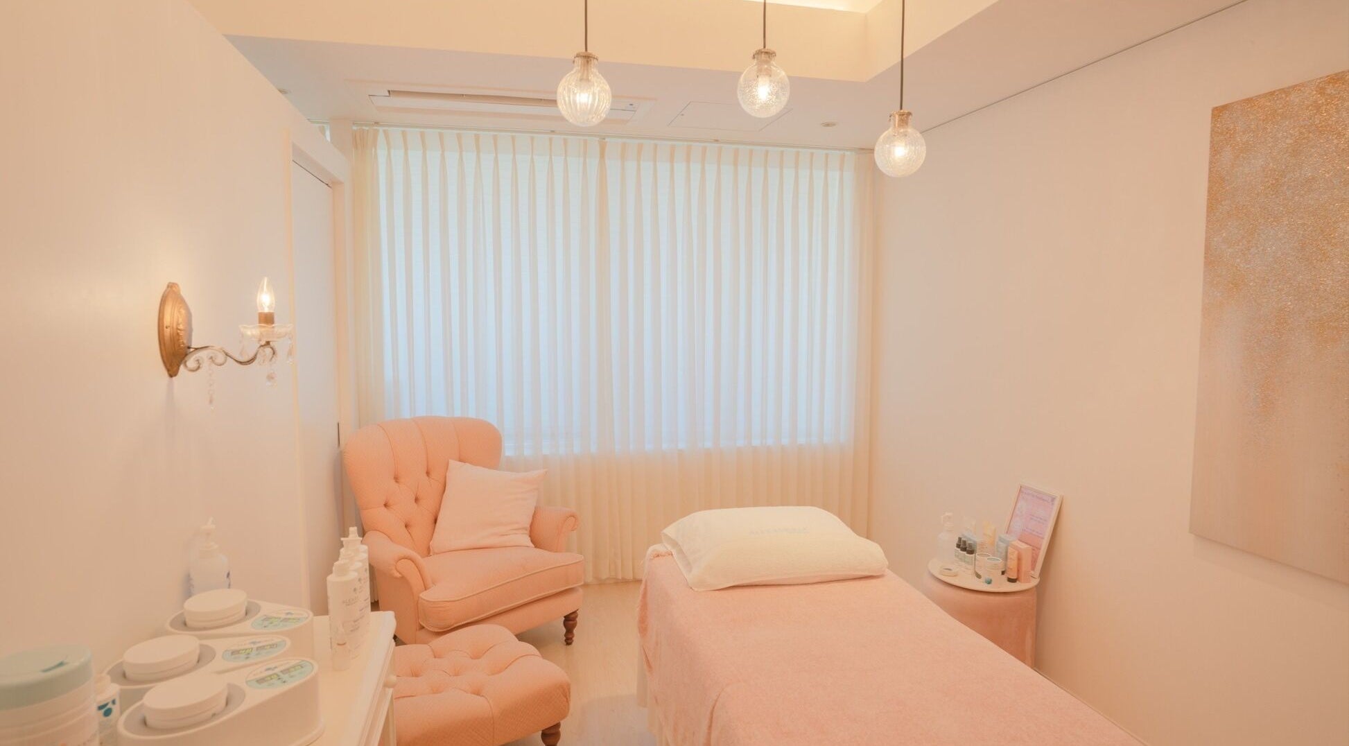 Luxurious spa room at LaMina 六本木, 港区, Tokyo, JP featuring elegant decor and soothing lighting.