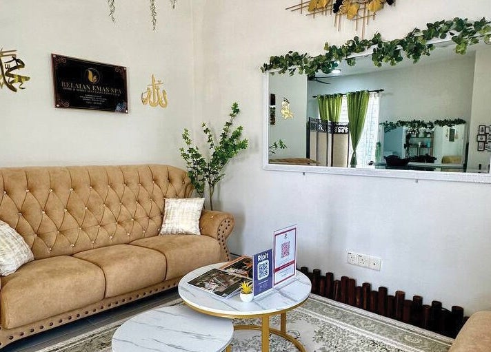 Elegant lounge area at Belaian Emas Spa, Puncak Alam, Selangor, MY with plush sofa and decor.