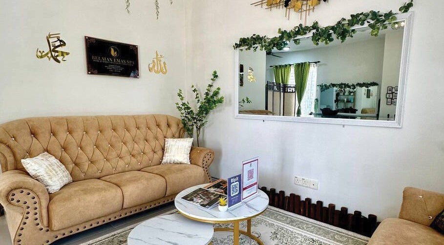 Elegant lounge area at Belaian Emas Spa, Puncak Alam, Selangor, MY with plush sofa and decor.