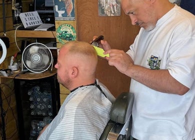 Expert barber trimming hair at Bell St. Barbers, North Shields, England, GB.