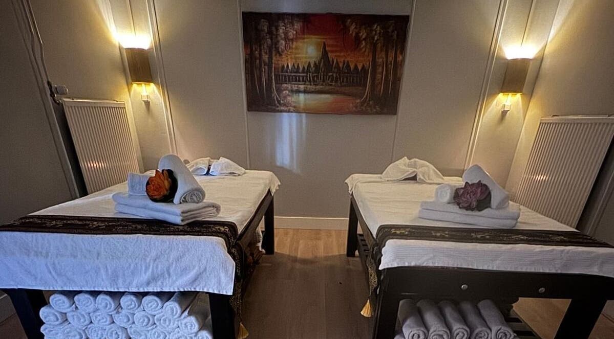 Relaxing massage room at Sara Thai Spa - Maasstraat 115 - 1078 HH Amsterdam, featuring elegant decor. Amsterdam, NL.