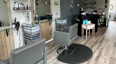 A Salon Spot by Bernadette Danielle & Co Bild 2