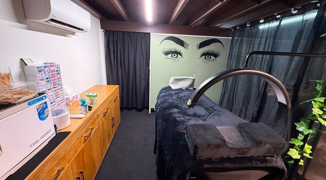 LASH88 treatment room in Townsville, Queensland, AU, features a cozy lash bed and soothing decor.