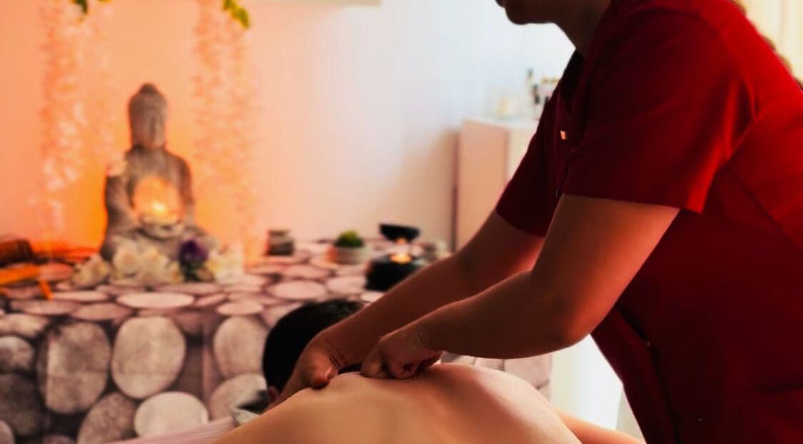 Masaje relajante en Clinica Estética Contur, Marbella, Andalucía, ES con una estatua de buda en fondo.