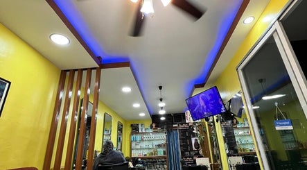 Golden Heir's Cut Salon image 2