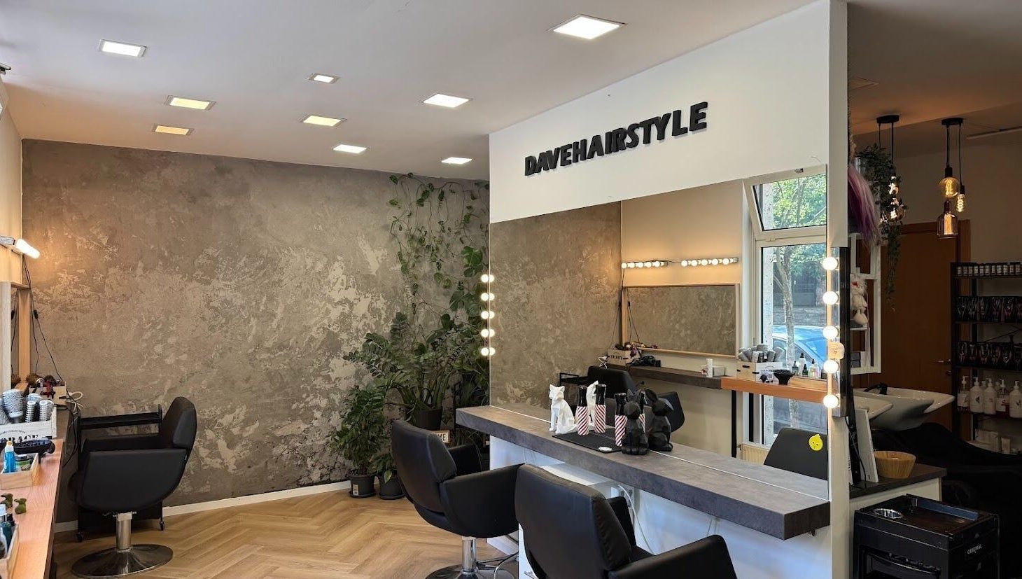 Dave Hairstyle elegáns belső tere Budapesten, Magyarországon, modern szépségszalon berendezés.