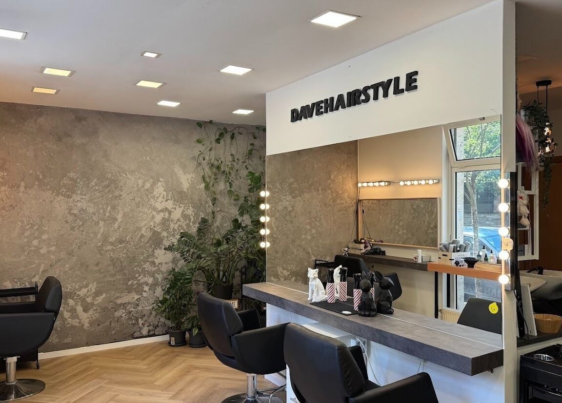 Dave Hairstyle elegáns belső tere Budapesten, Magyarországon, modern szépségszalon berendezés.